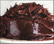Layer cake med färskostkräm och mörk choklad